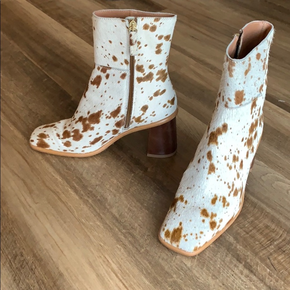 Sleek cow hide heeled boot with a square toe